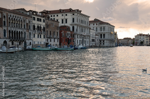 Vista parcial del Gran Canal de Venecia al atardecer.