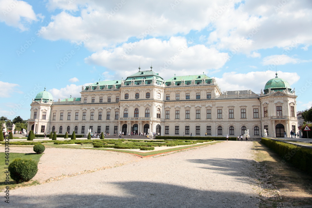 Obraz premium Beautiful view of famous Schloss Belvedere, built by Johann Lukas von Hildebrandt as a summer residence for Prince Eugene of Savoy
