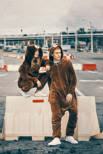 Foto men and woman in bear costumes in the city