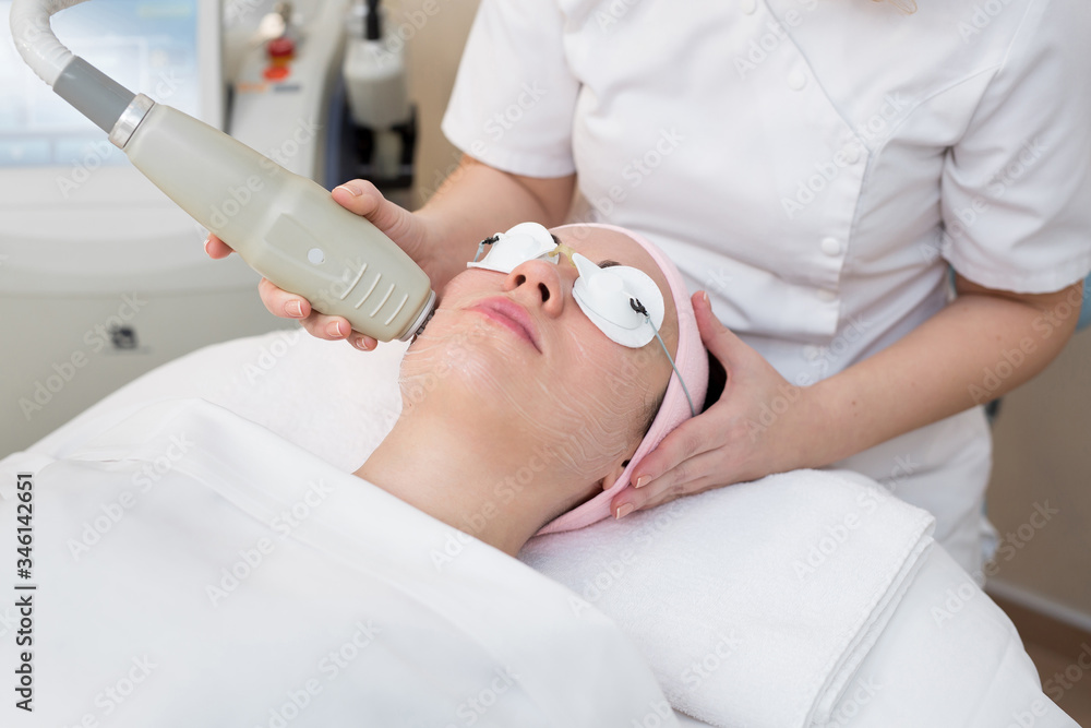 Professional cosmetologist is making cavitation rejuvenation skin  treatment. Young woman is lying and relaxing. Radio wave lifting foto de  Stock | Adobe Stock