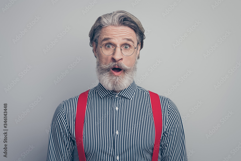 Close-up portrait of his he nice attractive elegant classy chic amazed cheerful cheery man leader good news reaction isolated over gray pastel color background Close-up portrait of his he nice attractive elegant classy chic amazed cheerful cheery man leader good news reaction isolated over gray pastel color background