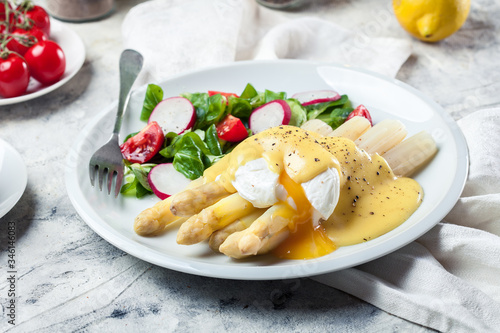 White asparagus with poached egg