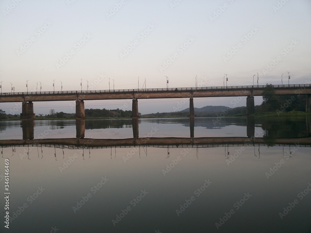 Obraz premium bridge over lake