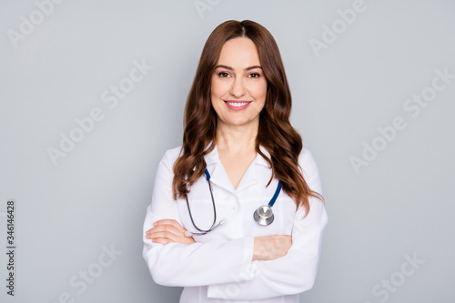 Photo of attractive family doc professional lady patients consultation diagnostic reliable person virology clinic arms crossed wear white lab coat stethoscope isolated grey color background