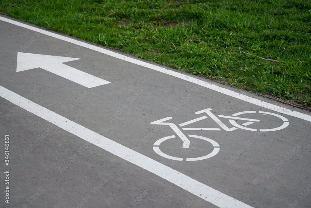 Obraz premium Bike path, a symbol of a Bicycle path on asphalt in a Park