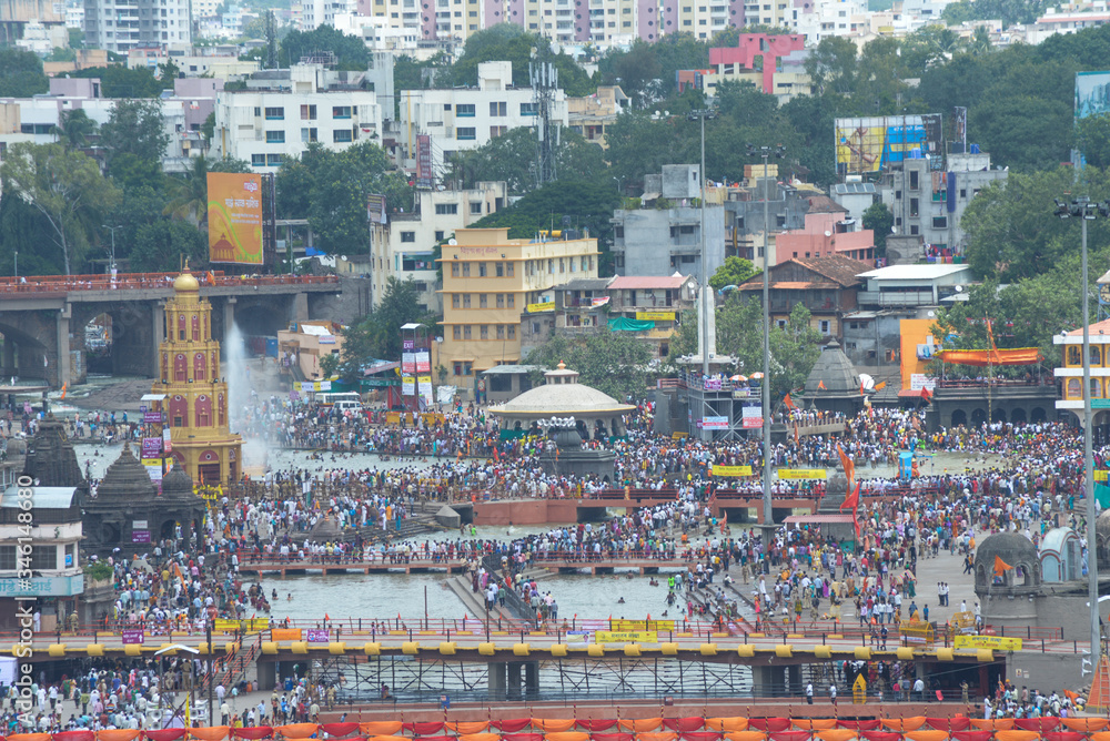 Obraz Kumbh mela zbiera się w Nasik, gdy ogromny tłum kąpie się w rzece Godavari