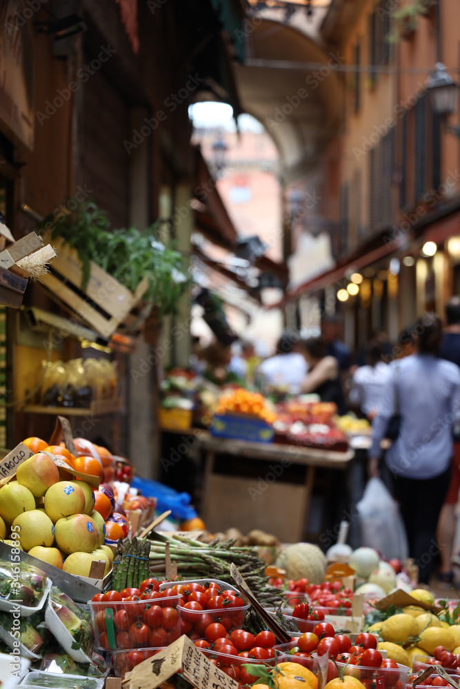 Frutería en el mercado callejero de Bologna (Emilia Romagna, Italia)