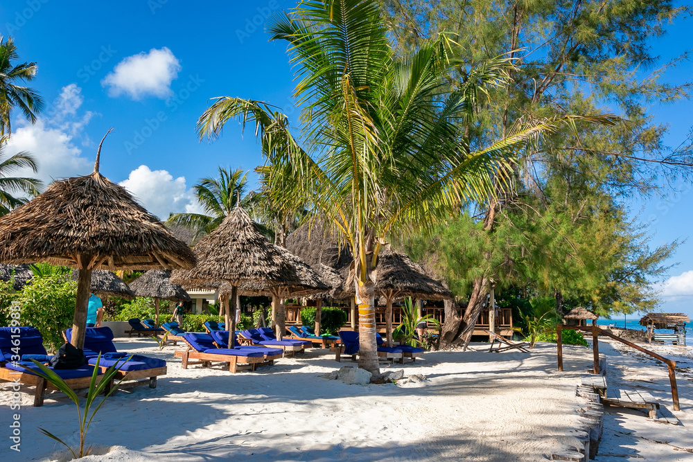 タンザニア・ザンジバル島のリゾートホテル、ミチャンビ・サンセットのプライベートビーチと青空・白い砂浜
