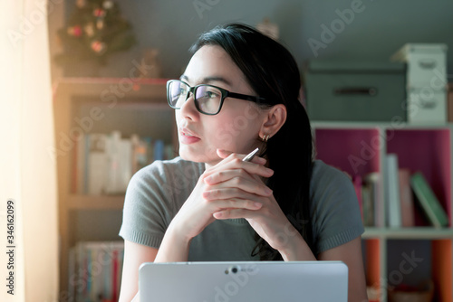 Behang Woman thoughtful about work at home office desk laptop