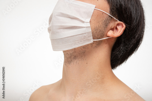 マスクで隠せると思って髭を放置している人