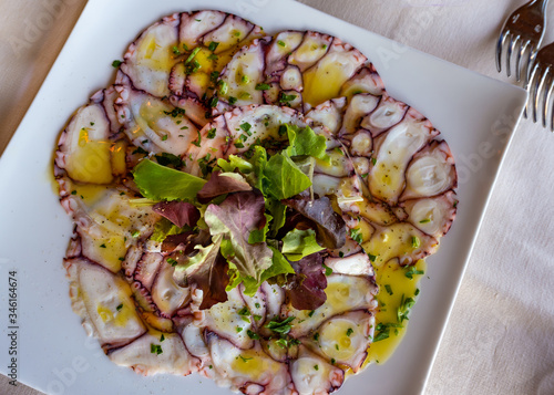Fotografía Octopus carpaccio with salad. Fresh seafood appetiser.