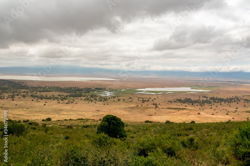 タンザニア・ンゴロンゴロの山道から眺めるクレーターと曇り空