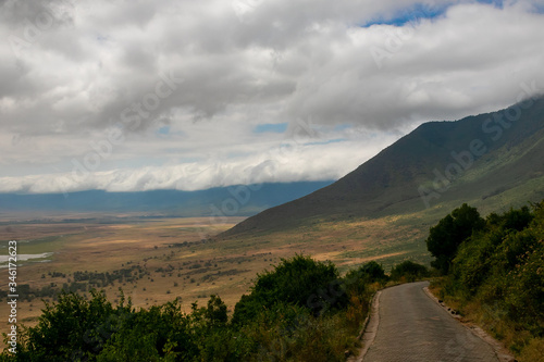 タンザニア・ンゴロンゴロの山と雲間から見える空 © 和紀 神谷