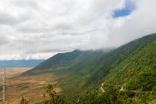 タンザニア・ンゴロンゴロの山と雲間から見える空 © 和紀 神谷