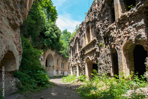 Obraz na płótnie Tarakanovsky fort all in green foliage