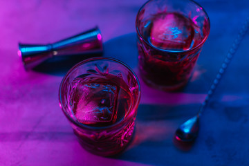 Sierkussen Bar Whiskey bourbon cocktail op hout  © coolnina