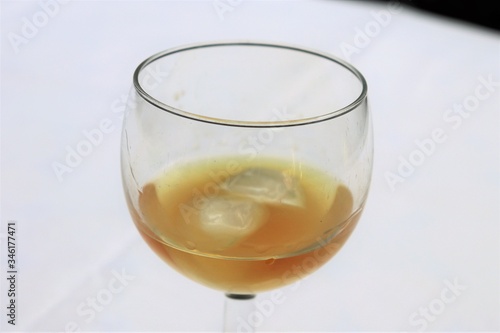 Pastis sans eau dans un verre transparent sur une nappe blanche - Département du Rhône - France