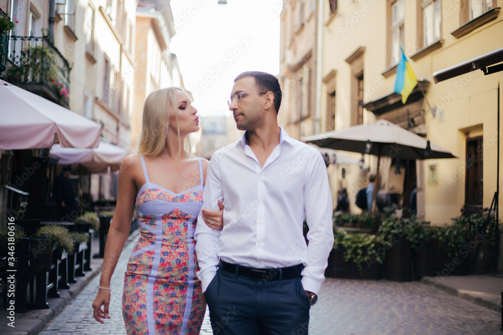 Naklejka premium Romantic tourist couple walking around the city relaxing