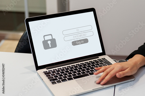 データ保護とインターネットセキュリティのイメージ、ユーザーがコンピューターにIDとログインパスワードを入力して個人情報を保護