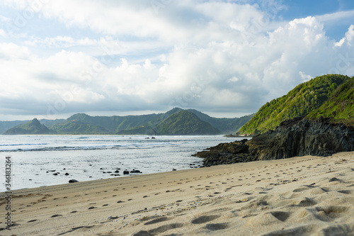 Obraz na płótnie Stunning view of the Selong Belanak beach flanked by a green mountainous coast. Selong Belanak Beach is a beautiful white sand beach located in Lombok, West Nusa Tenggara, Indonesia w salonie