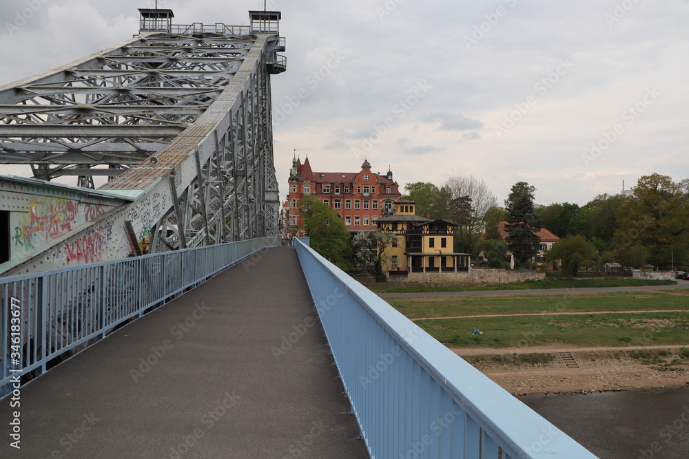 Die Loschwitzer Brücke, genannt Blaues Wunder in Dresden