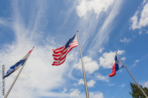 Canvastavla Three flags in the wind: United States, State of Texas, and the town of Friendsw