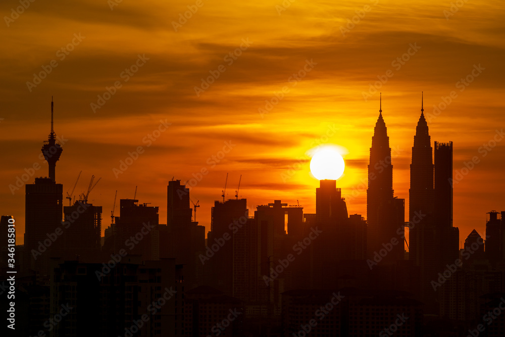 Naklejka premium Widok na majestatyczny zachód słońca nad centrum miasta Kuala Lumpur, Malezja.