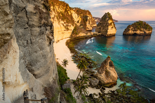 Stunning view of the Diamond Beach bathed by a turquoise sea during a beautiful sunrise. Diamond Beach is an untouched, white-sand and silky blue water bay on the eastern tip of Nusa Penida.