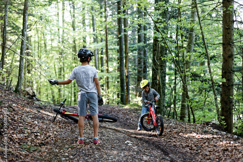 Enfants en VTT dans le Vercos en période de confinement pour faire de l'exercice