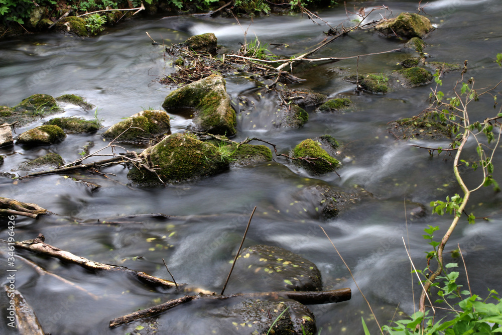 Ein Fluss mit Steinen Ein Fluss mit Steinen