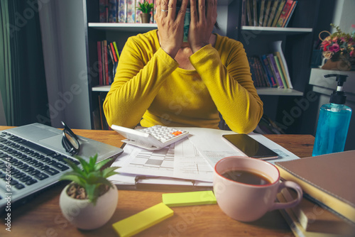 Foto Stressed businesswoman wear mask Frustrated and upset in business pressure and overworked at home office