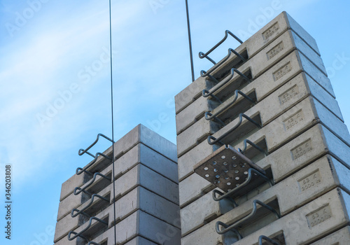 Gegengewichte an einem Turmkran. Fotografiert auf einer Baustelle in Deutschland.