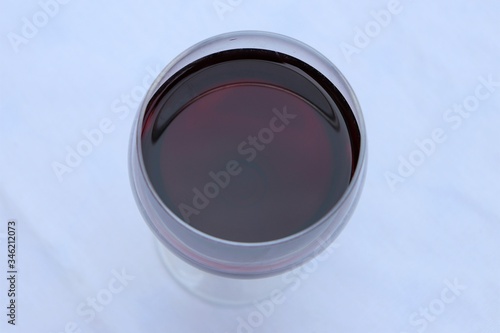 Verre de vin rouge dans un verre à vin transparent sur une nappe blanche - Département du Rhône - France