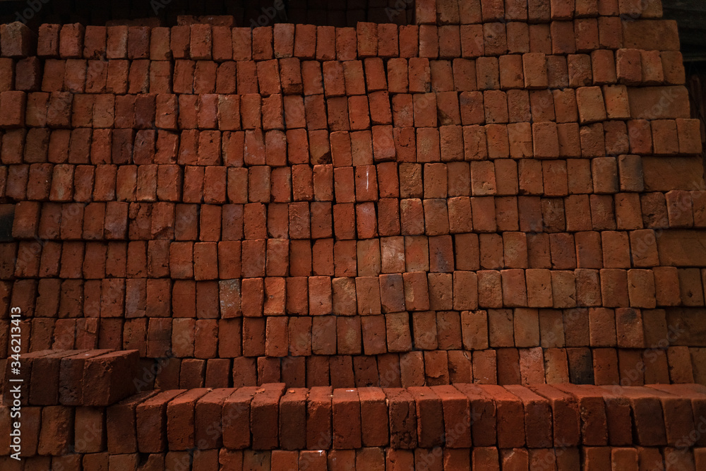 Fototapeta premium Czerwone stare cegły tworzące ściane, teksturę, tło.