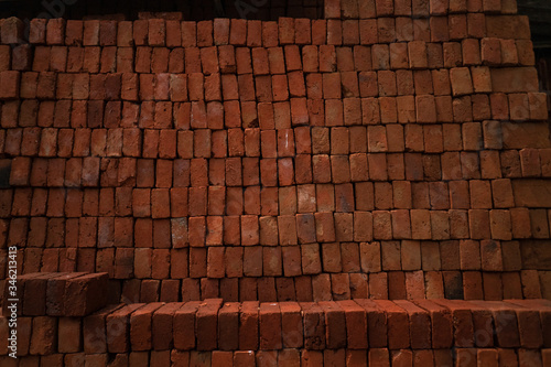 Czerwone stare cegły tworzące ściane, teksturę, tło.