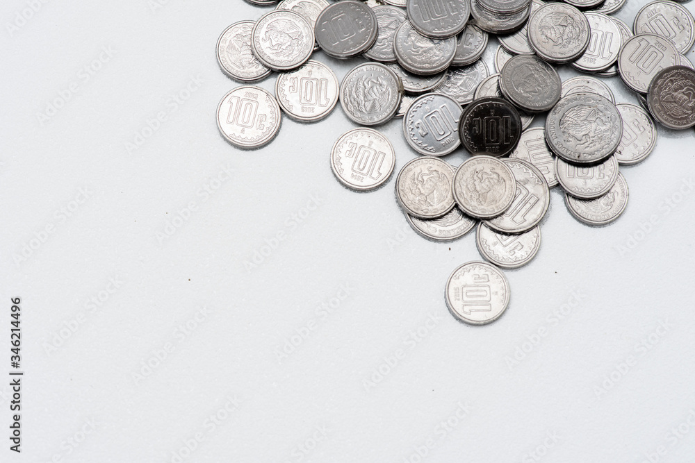 Monedas de baja denominacion extendidas sobre una base de color blanco Monedas de baja denominacion extendidas sobre una base de color blanco