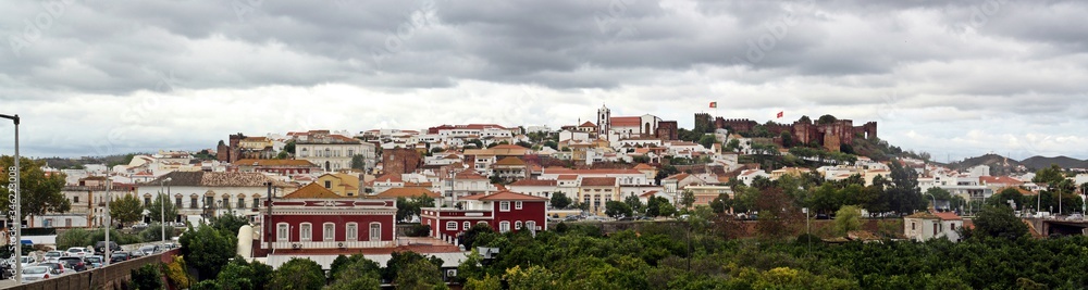Panorámica de Silves localizado en lo alto de la colina con el castillo medieval y catedral  sobresaliendo sobre el resto de las casas del pueblo. Algarve, Portugal.