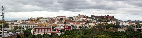 Panorámica de Silves localizado en lo alto de la colina con el castillo medieval y catedral sobresaliendo sobre el resto de las casas del pueblo. Algarve, Portugal.