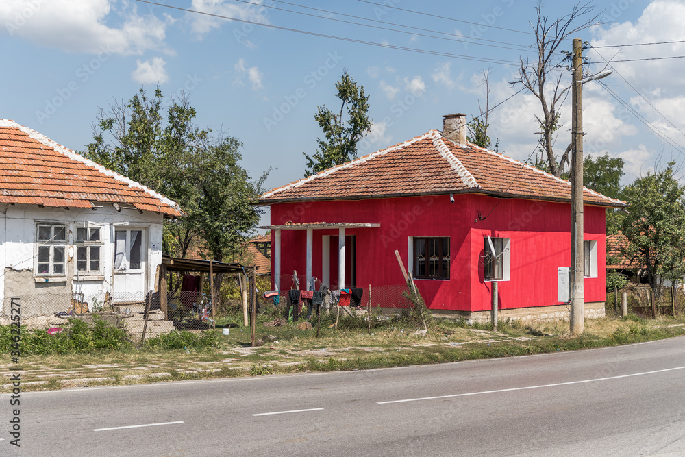 Casa roja en un pequeño pueblo perdido en Bulgaria