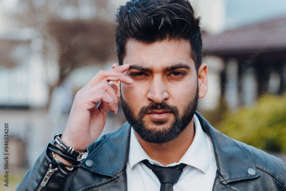 Obraz premium Bearded Indian man walks down the street.