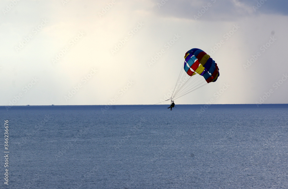 parachute ascensionnel sur la plage de Pantai Tengah sur l'île de Lagkawi, Malaisie parachute ascensionnel sur la plage de Pantai Tengah sur l'île de Lagkawi, Malaisie