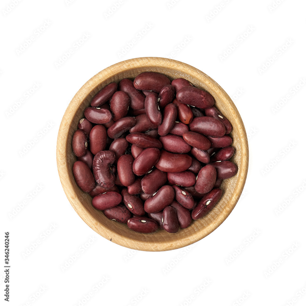 Obraz premium Fasola w małej drewnianej misce na białym tle