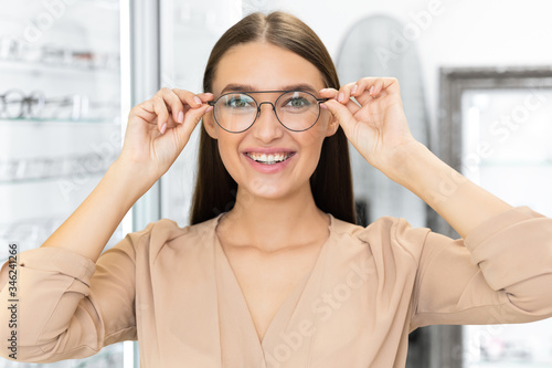 Portrait of beautiful young woman with spectacles