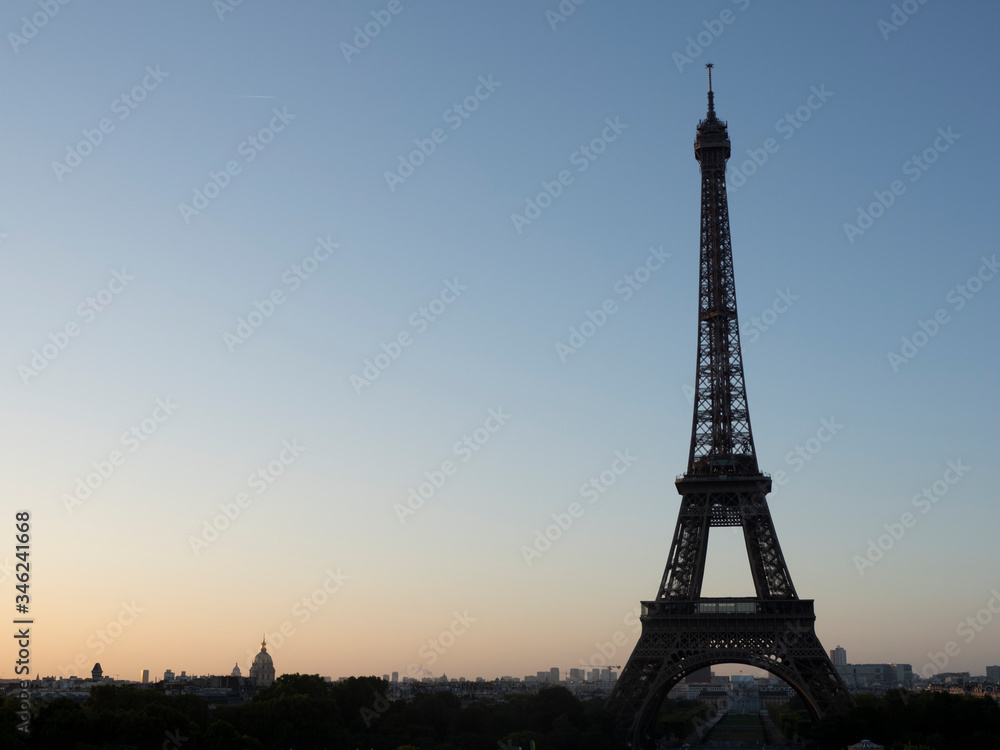 Naklejka premium Eiffel tower, Paris. France:sunrise in a big city