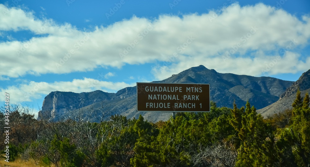 Fototapeta premium NEW MEXICO, USA - NOVEMBER 22, 2019: Information sign 