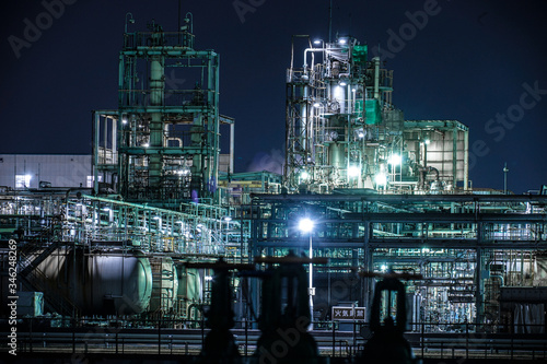 川崎・京浜工業地帯の工場夜景 © kanzilyou