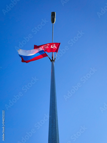 Flag of Russian Federation and The Soviet Banner of Victory.
The Cyrillic inscription reads:
150th Rifle, Order of Kutuzov 2 class, Idritsa Division, 79 Rifle Corps, 3 Shock Army, 1 Belorussian Front