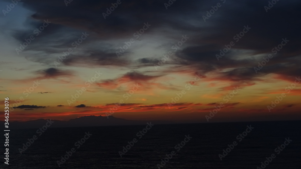 Wolkenhimmel in verschiedenen Farben bei Sardinien