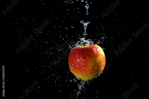 Apfel mit Wasserspritzer
