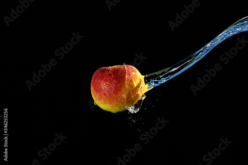 Apfel mit Wasserspritzer